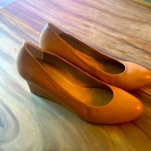 Vionic cognac, leather wedges